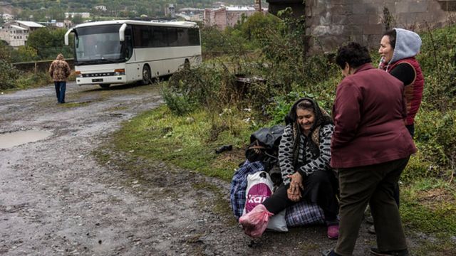 Çatışmalar sürerken siviller Dağlık Karabağ'dan Ermenistan'a kaçtı