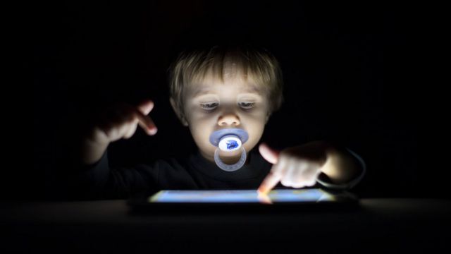 Bebê usando dispositivo móvel