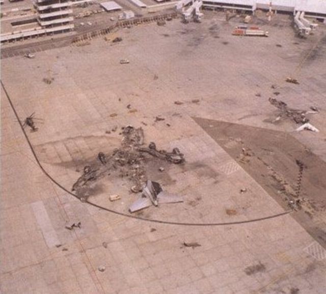 Взорванный самолет в международном аэропорту Кувейта