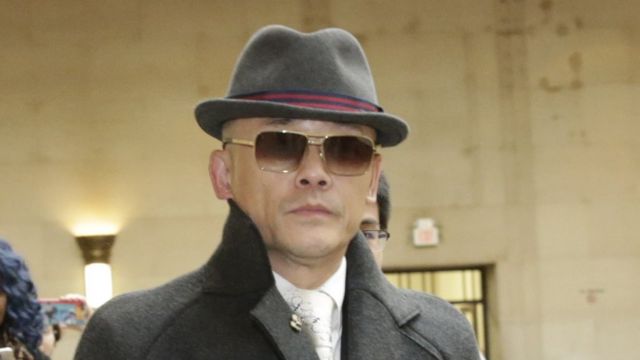 今年2月1日周立波因涉嫌“非法持有枪支和毒品”在美国纽约州拿骚县法院出庭。
