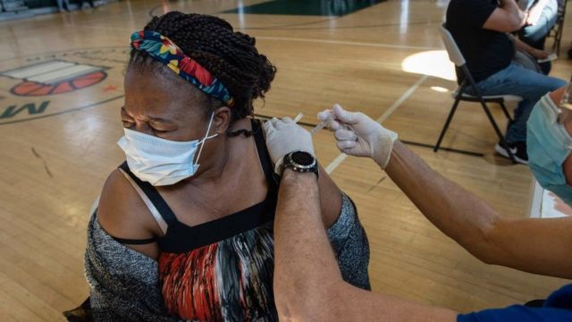 Una mujer siendo vacunada contra el covid-19.