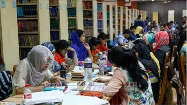 শিক্ষার্থীরা পড়ছেন