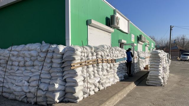 Varios edificios son protegidos con bolsas de arena alrededor de esta ciudad fronteriza.