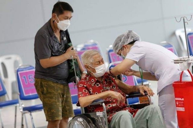 สธ. ประกาศปรับแผนการกระจายวัคซีน โดยเร่งฉีดให้ผู้สูงอายุและผู้มี 7 โรคประจำตัวใน กทม. และปริมณฑล ตั้งเป้า 1 ล้านโดสภายใน 2 สัปดาห์นี้