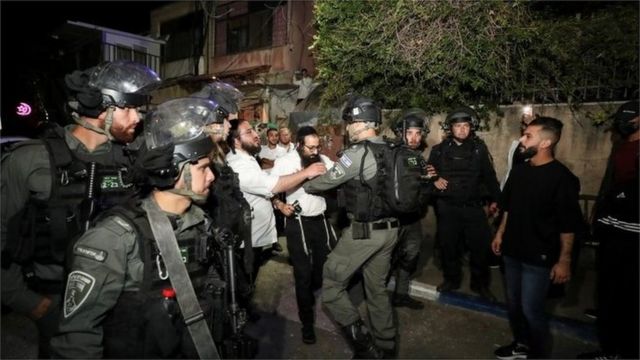 الشرطة الإسرائيلية ومستوطنون