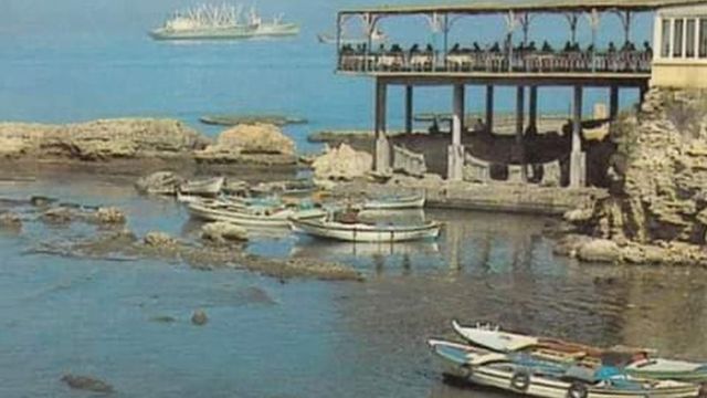 مقهى العصافيري حين كانت شرفته محمولة على أعمدة فوق البحر، ومراكب الصيادين في "مينا القزاز"