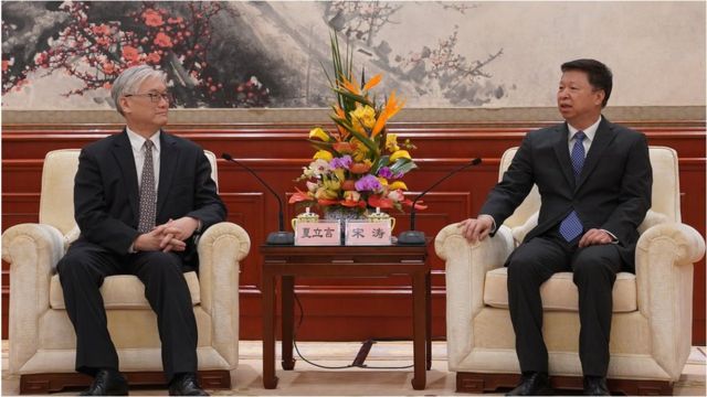 夏立言（左）与中国国台办主任宋涛（右）举行会晤。
