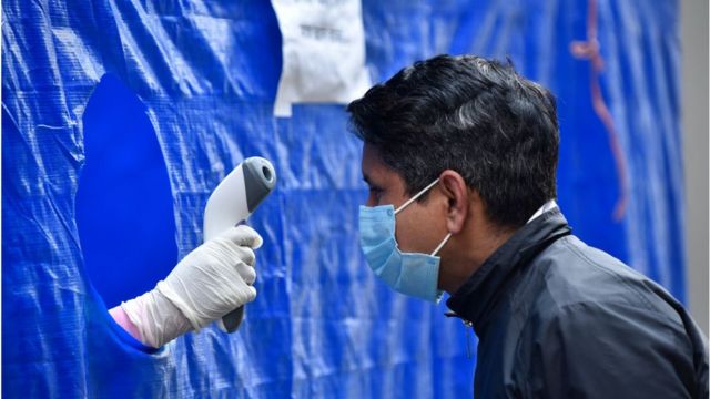 বিশেষজ্ঞরা বলছেন, লকডাউন শিথিল করার কারণে বাংলাদেশে করোনাভাইরাসের সংক্রমণ সামনের দিকে বেশ বাড়তে পারে।