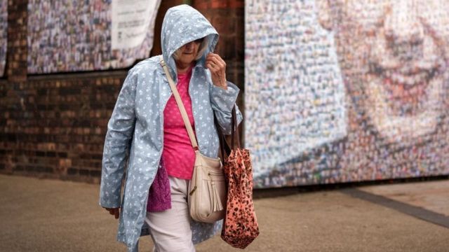 Una mujer británica bajo la lluvia.