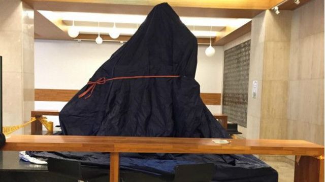 台灣的政治大學校總圖書館內的蔣介石銅像被館方披上布禁止接近。
