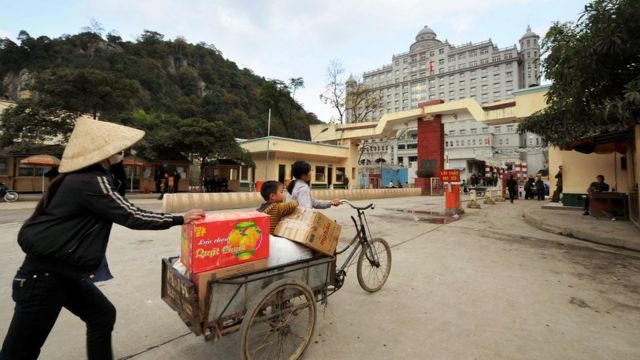 Một phụ nữ Trung Quốc đẩy gánh hàng về phía Trung Quốc sau cả một ngày buôn bán ở gần cửa khâu Tân Thanh ở gần biên giới phía bắc thuộc tỉnh Lạng Sơn.
