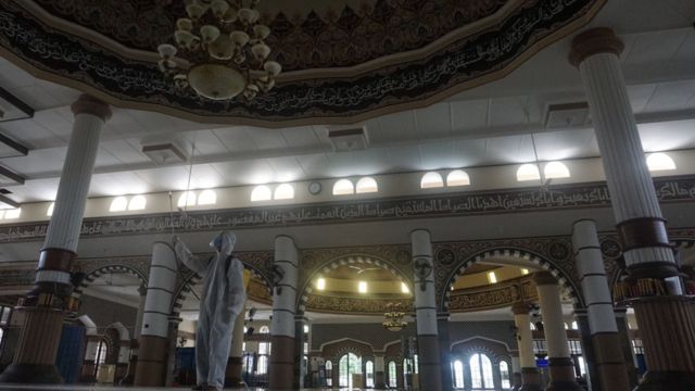 قررت بعض الدول فتح المساجد إمام المصلين في رمضان مع إجراءات وقائية مشددة.