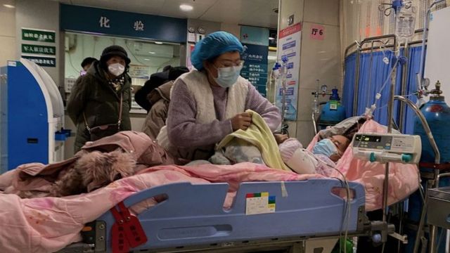 Uma enfermeira atende um paciente no hospital em Tianjin, na China, em 28 de dezembro