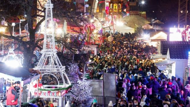 Grande foule au marché de Noël à Paris