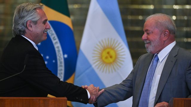 Presidentes de Argentina e Brasil trocam aperto de mos