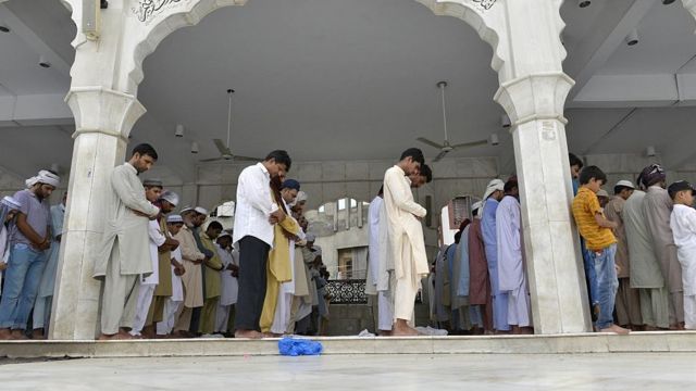 молитва в мечети