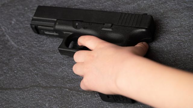Reprimir Pantano Secretario Un niño de 2 años mata a su padre por accidente con una pistola en EE.UU. -  BBC News Mundo