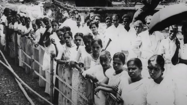 "கூட்டாட்சி முறையில் தமிழ் பேசும் மக்கள் தங்கள் உரிமைகளை இழந்துவிட்டனர். இதனால், கூட்டாட்சி முறையிலான அரசியல் தீர்வு கோரிக்கையைக் கைவிடுகிறோம்," என்று தந்தை செல்வா அறிவித்தார்