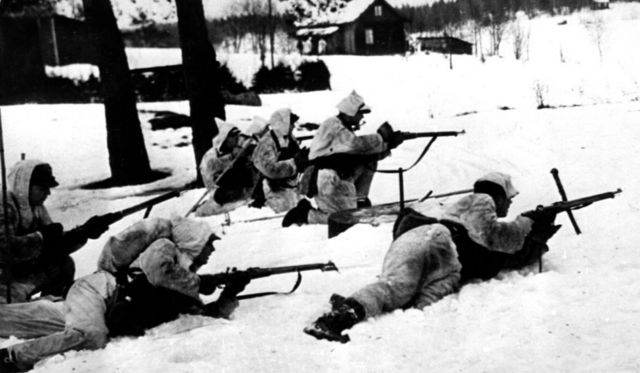 Vestindo roupas brancas como camuflagem, essas tropas finlandesas estão em serviço de posto avançado na frente finlandesa-russa