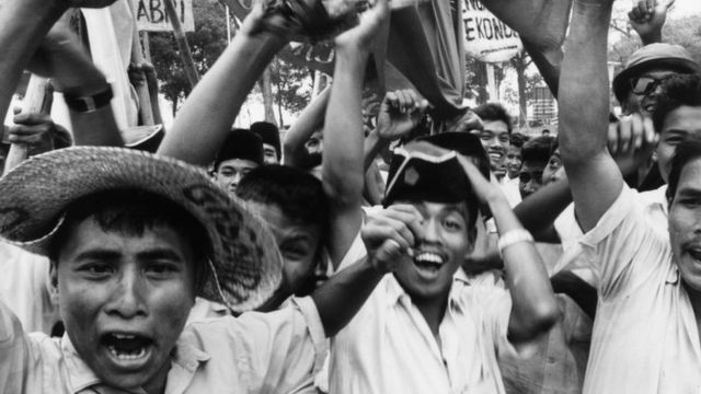 Mahasiswa Muslim di Jakarta menuntut pembubaran PKI pada bulan October 1965.
