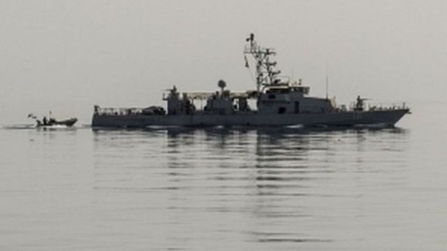 Markabka USS Thunderbolt oo taagan biyaha Gacanka