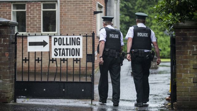 两名北爱警察厅警员进入贝尔法斯特南部某投票站（8/6/2017）