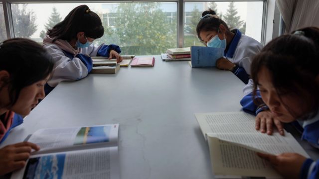 Jovens estudando em escola no Tibete, em foto de junho de 2023