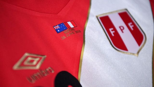 La camiseta de Perú, que sale de rojo frente a Australia.