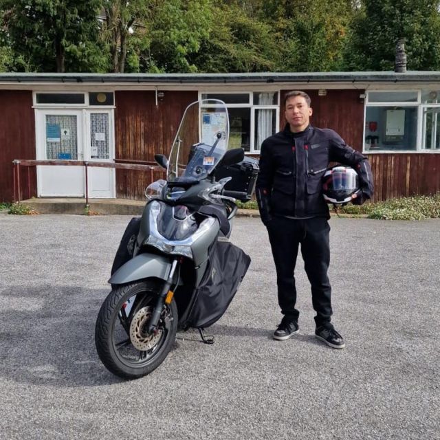 Thiago ao lado de sua moto