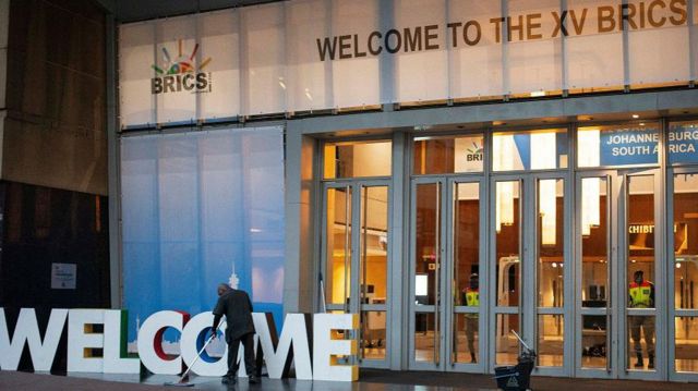 Letras grandes dizendo 'Welcome' (bem-vindo) perto de faixa de evento dos BRICS 