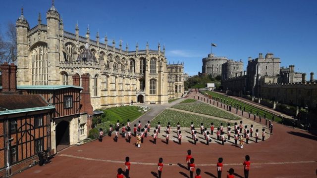 Militares fuera de la capillla de San Jorge antes de comenzar los servicios funerarios del príncipe Felipe en el Castillo de Windsor.