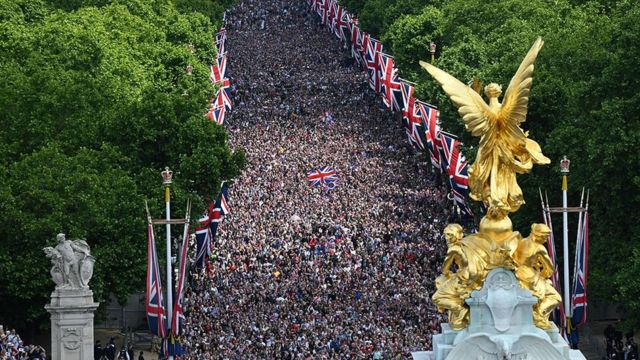 Jübile kutlamaları için binlerce kişi Perşembe günü erkenden Buckingham Sarayı önünde toplandı