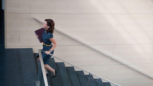 Una mujer subiendo escalera