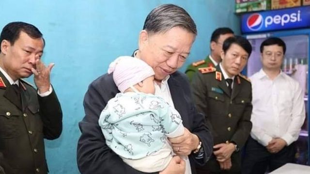 Ông Tô Lâm, Bộ trưởng Công an Việt Nam, tới thăm một gia đình cảnh sát thiệt mạng trong vụ Đồng Tâm