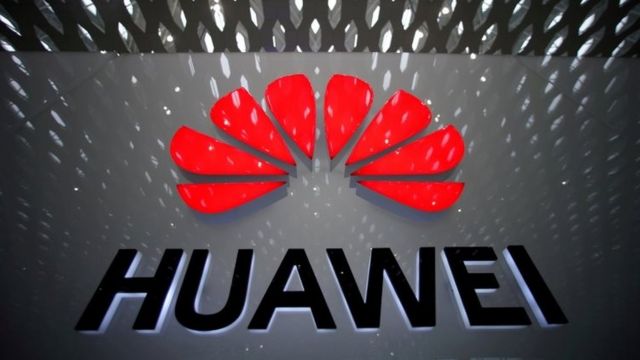 Logo da Huawei em parede de aeroporto na China