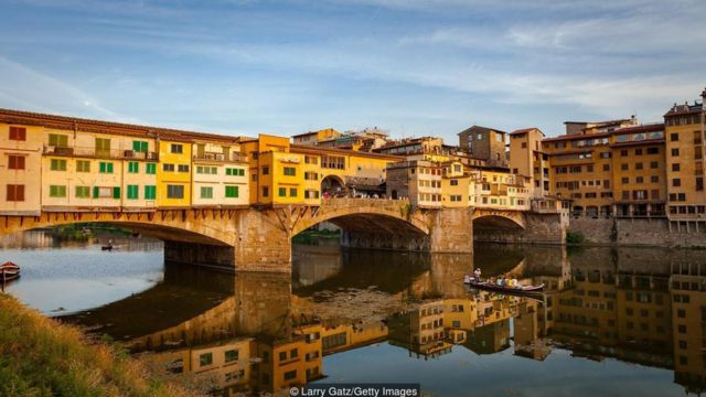 Trước khi Alessandro Manzoni hoàn thành cuốn sách của mình, ông nói ông cần phải rửa ngôn ngữ của sách ở sông Arno.