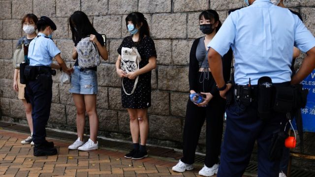 香港高等法院外警员拦查多名年轻女子（30/7/2021）