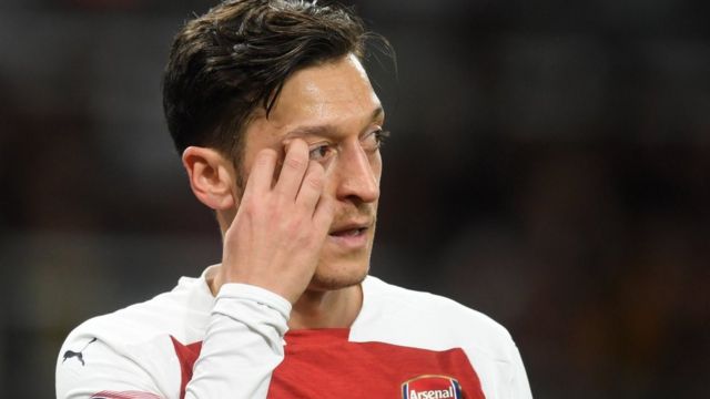 Mlinzi wa zamani wa Arsenal Per Mertesack anasema Mawazo ya Mesut Ozil yapo mbali mpira wa miguu