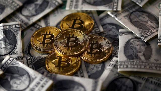 Billets et pièces en dollars américains symbolisant les bitcoins