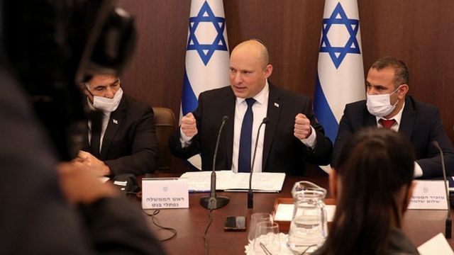 نفتالی بنت، نخست وزیر اسرائیل امروز در جلسه کابینه این کشور گفته است که "به زودی" توافق با ایران حاصل می‌شود و این توافق "ضعیف‌تر" از توافق اولیه در سال ۲۰۱۵ خواهد بود