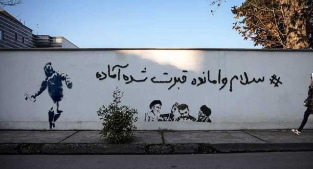 پس از آغاز سرکوب خونین اعتراضات، معترضان آقای خامنه ای و حکومت جمهوری اسلامی را هدف شعارهای و دیوارنویسی های خود کردند