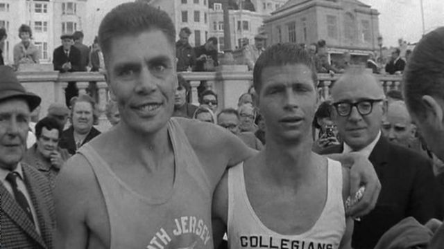 تارانت (سمت چپ)، در جشن پیروزی در مسابقه لندن-برایتون در سال ۱۹۶۸