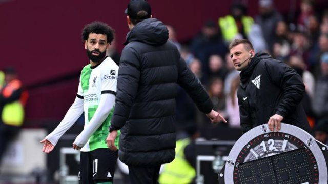 Mohamed Salah and Jurgen Klopp argue on the touchline