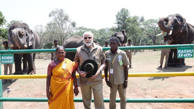 பொம்மன் மற்றும் பெள்ளியுடன் பிரதமர்