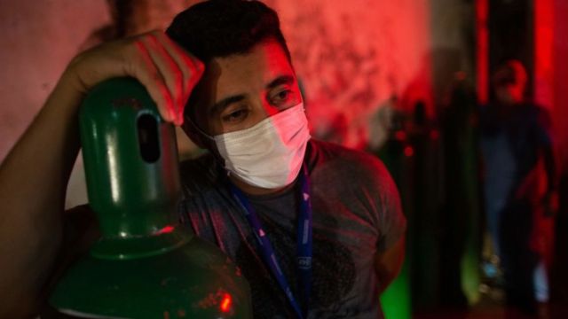 Hombre con un cilindro de oxígeno en Manaos, Brasil.