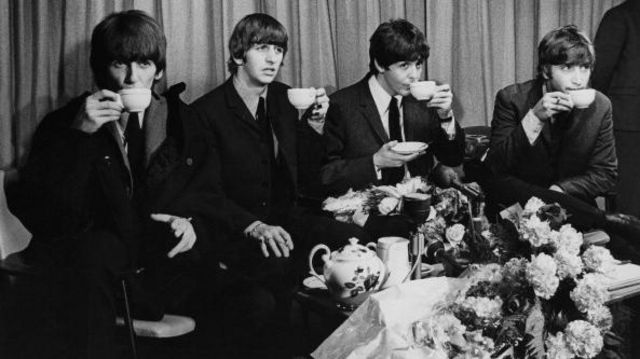 Группа Beatles за чаепитием