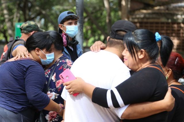 Familiares de las reclusas que murieron tras un motín en la cárcel.