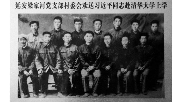10月25日，中國共產黨第十九屆中央委員會第一次全體會議在北京舉行。習近平當選為中央委員會總書記。圖為陝西延安梁家河村民1975年10月8日送習近平（前排中）赴清華大學時拍攝的合影。