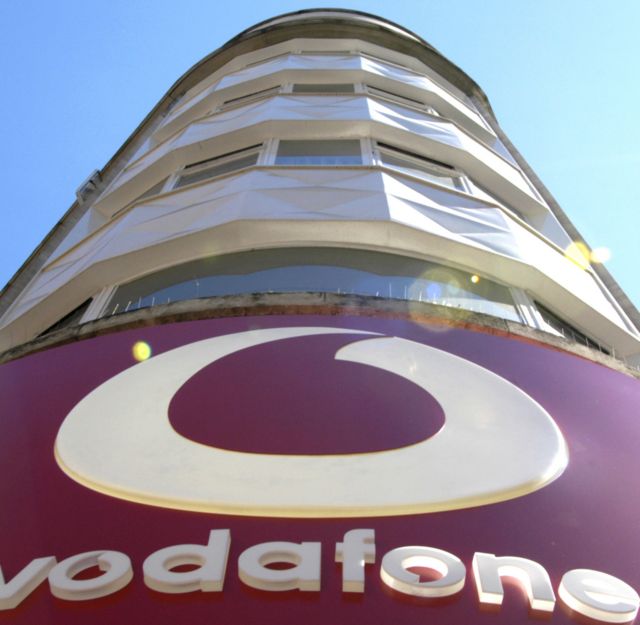 Здание с вывеской Vodafone