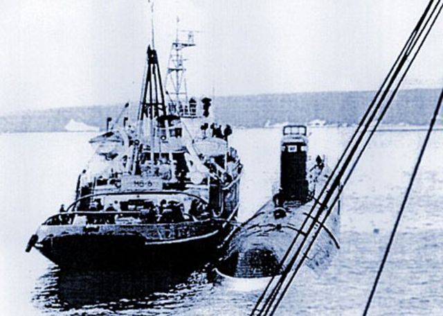 Sub K-27 siendo remolcado antes de ser hundido en Novaya Zemlya, 1981
